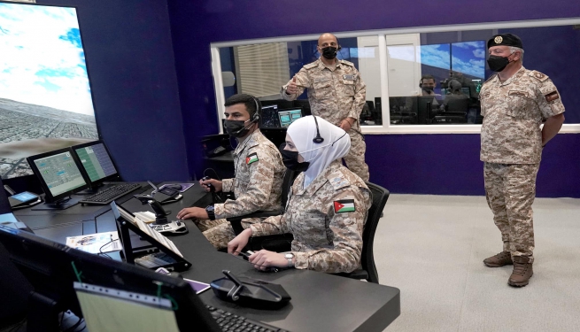 جلالة الملك القائد الأعلى للقوات المسلحة يفتتح مبنى كلية سلاح الجو الملكي الجامعية التقنية لعلوم الطيران